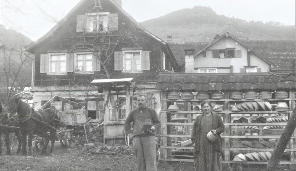 Friedrich Enzler gründete die Töpferei und Hafnerei in Lüchingen. Nach dem frühen Tod des Sohnes Friedrich II. half er seinem nun 90-jährigen Enkel bei der Führung des Geschäfts.