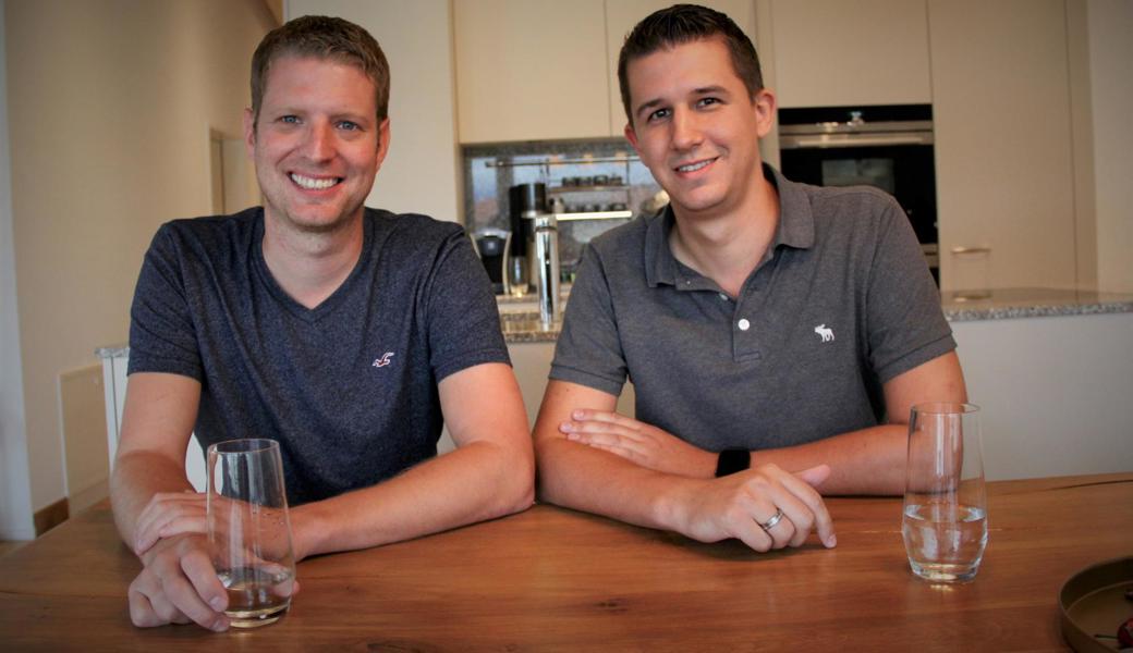 Dominik Sieber (29, links) und Randy Hug (30) in ihrer Wohnung in Oberriet. Die beiden haben sich vor über fünf Jahren online kennengelernt und sind seither ein Liebespaar. Demnächst soll der Bau ihres Eigenheims in Altstätten beginnen.