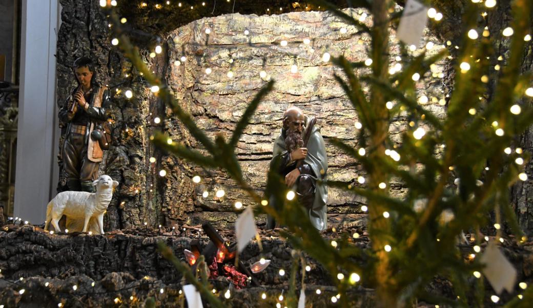 Nicht alles ist dieses Jahr an Weihnachten anders. In der Auer Pfarrkirche stehen in der Krippe schon die Hirten bereit.