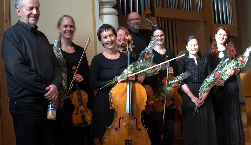 Schlussfoto mit Dirigent Franz Pfab, den «Solisti Columbani» und den Sängerinnen Julia Grosssteiner und Victoria Türtscher (von links).