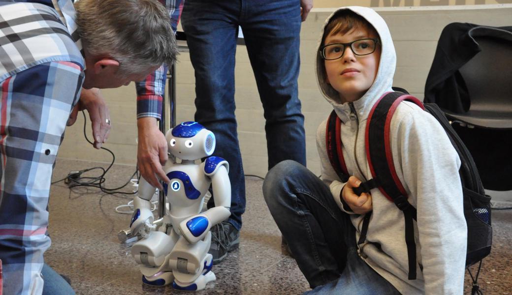Roboter Nao kann sein Umfeld erkennen, auf einfache Fragen antworten und Fussball spielen. Er faszinierte Jung und Alt gleichermassen
