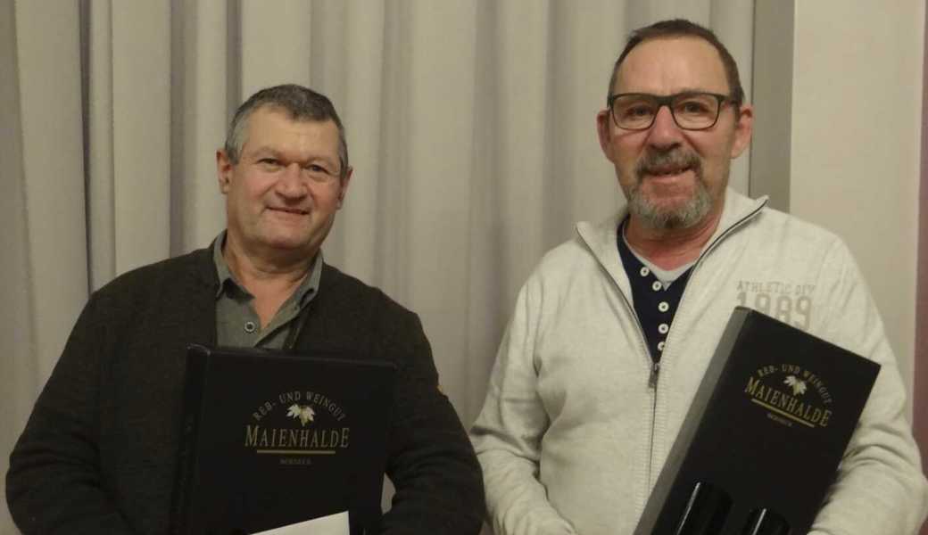 Hansruedi Althaus (l.), trat als Schützenmeister zurück und Robert Hohl, wurde seine Arbeit Schützenwirt verdankt.