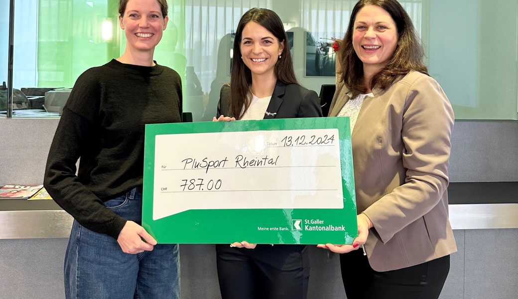 Annina Jäger (Aktuarin) und Simone Michlig (Präsidentin) von PluSport Rheintal mit Susanne Indermaur (SGKB) bei der Spendenübergabe. 