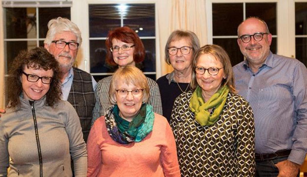 An der HV (von links): Aktuarin Silvia Sieber, Dirigent Karl Matheisl, Archivarin Brigitte Frei (unten), Neumitglied Chanette Mandl (oben), Präsidentin Bernadette Müller, Neumitglied Cécile Burkart und Kassier Orlando Ferrari.