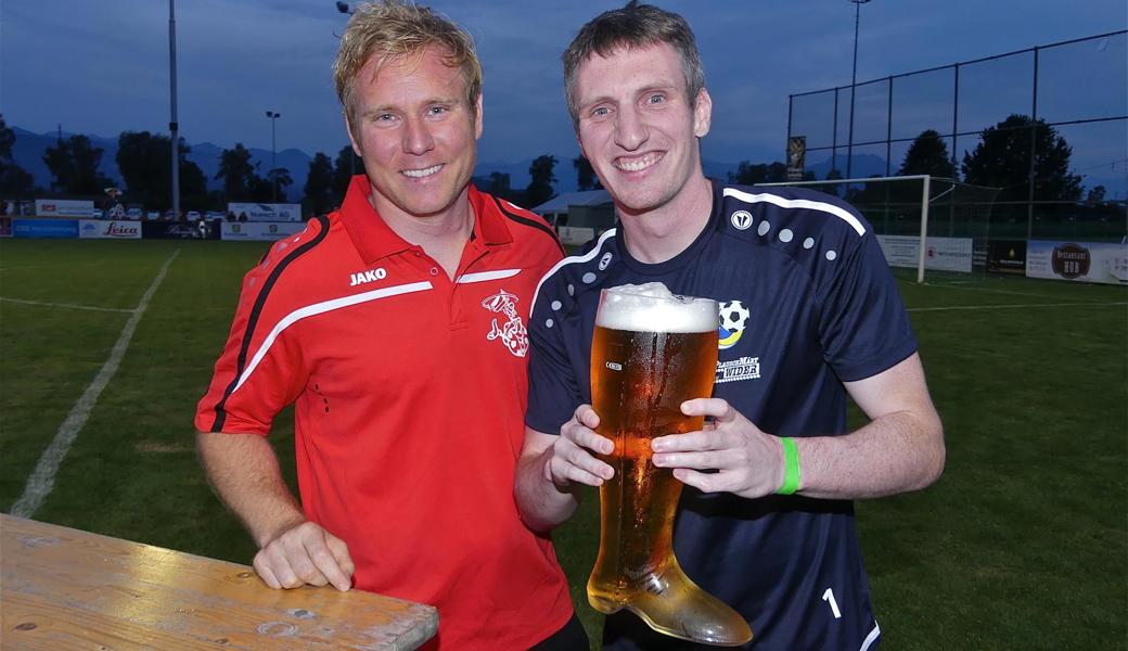 Bester Goalie des Turniers? Vielleicht. Hier holt Kevin Jung (rechts neben OK-Chef Roman Federer) aber die Torschützenkönigprämie für Teamkollege Nurkan Ibrahimi (Au-Berneck) ab.