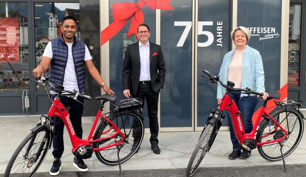 Im Jubiläumsjahr hat die Raiffeisenbank Diepoldsau-Schmitter bisher schon zwei E-Bikes verlost. Auf dem Bild Gewinner Niranjan Sriragavan, Andreas Schmid (Vorsitzender der Bankleitung) und Margot Walt-Böni (Gewinnerin).