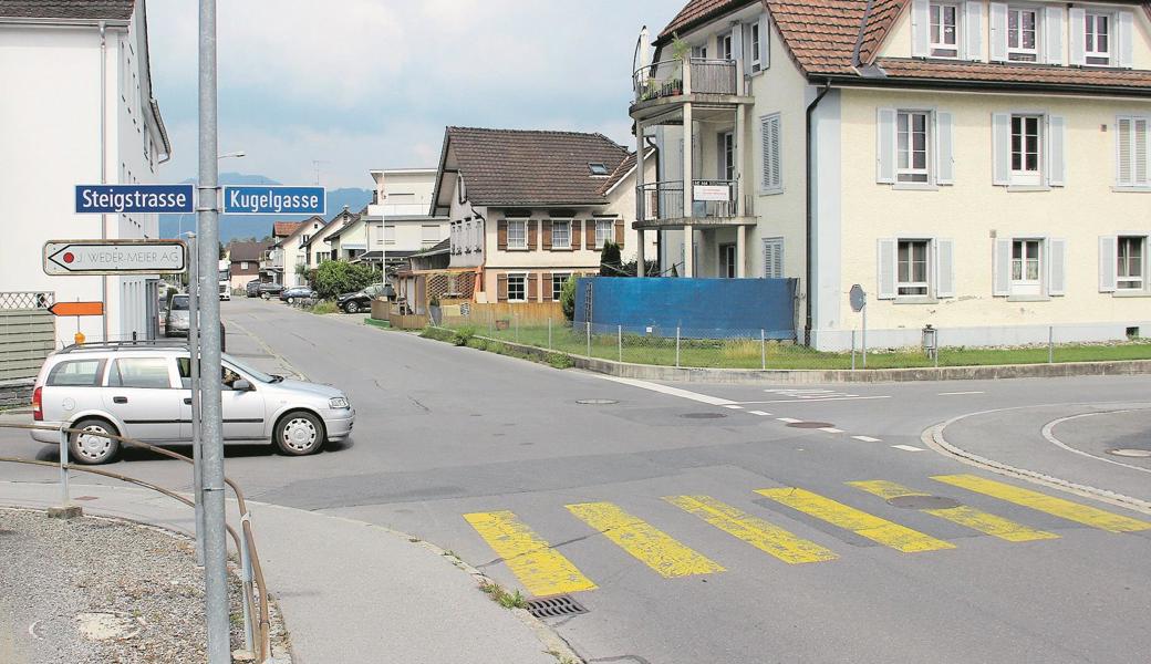 Auf der Schmitterstrasse, bei der Einmündung von Steigstrasse und Kugelgasse, wird der Rechtsvortritt oft nicht gewährt. Wer von hinten auf diese Kreuzung zufährt, müsste dem wartenden Auto den Vortritt lassen.