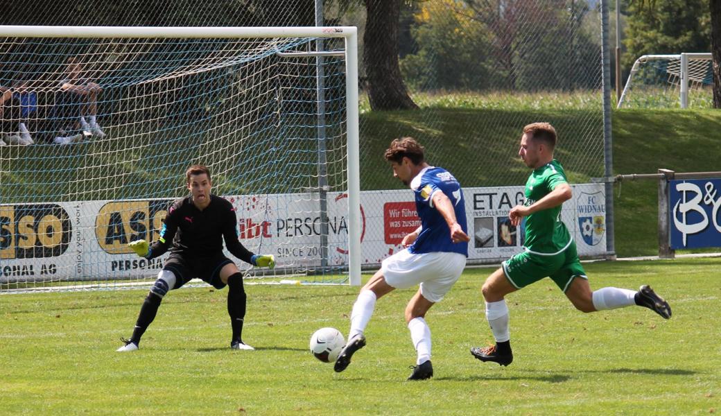 Sandro Hutter erzielt das 2:0 für Widnau II gegen Rebstein, sein Team gewann im 3.-Liga-Derby mit 4:0. 