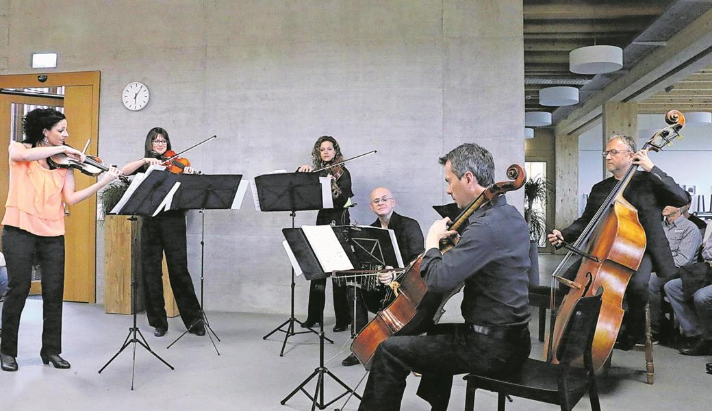 Musik mit Feuer und Leidenschaft: (von links) Monica Tarcsay, Gyöngyi Ellensohn, Karoline Kurzemann-Pilz, Gustavo Battistessa, Adrian Gavrilescu und Bernd Konzett.