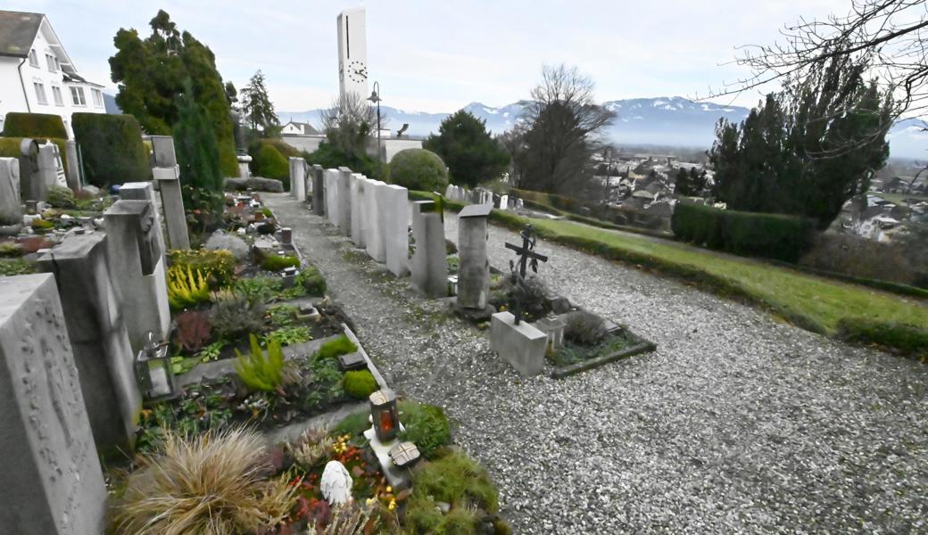 Ab dem neuen Jahr wird in Rebstein die politische Gemeinde für die Verwaltung der beiden Friedhöfe zuständig sein. Hier im Bild der Friedhof Burg bei der katholischen Kirche ...