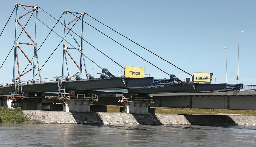 Die Tragkonstruktion der neuen Rheinbrücke erreichte von der Fussacher Seite her das Flussbett.