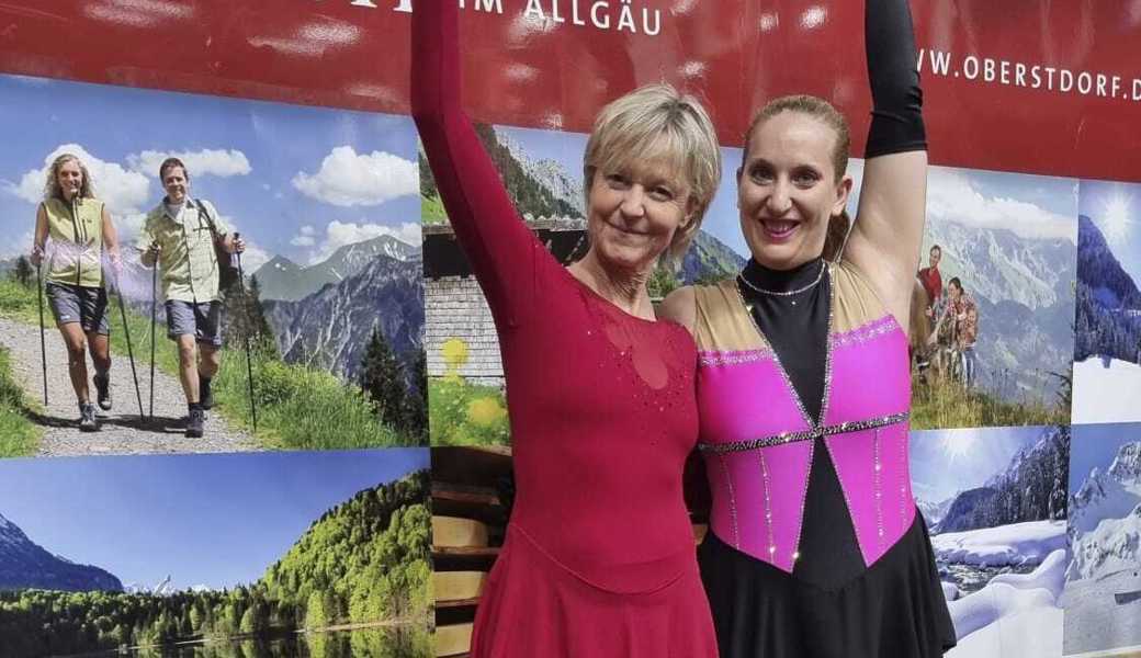 Die geisterten Eiskunstläuferinnen (v.l.) Claudia Binder (Jahrgang 1963) und Iris Kalkmann (1987) an der Adult Competition im Allgäu.lindtext 