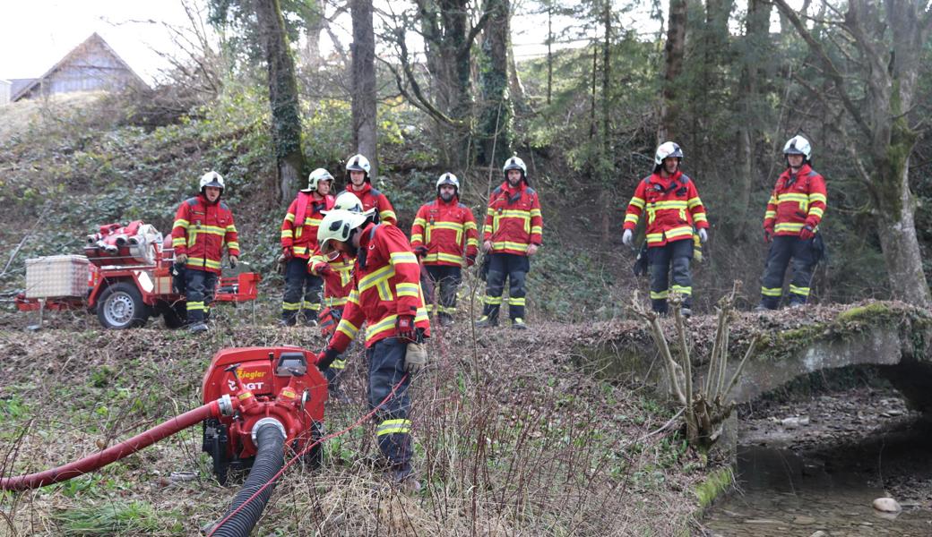 Um genug Wasser zur Verfügung zu haben, können die Feuerwehrlerinnen und Feuerwehrler dieses im Notfall mit der Motorspritze aus dem Bach absaugen. Das soll jedoch geübt sein. 