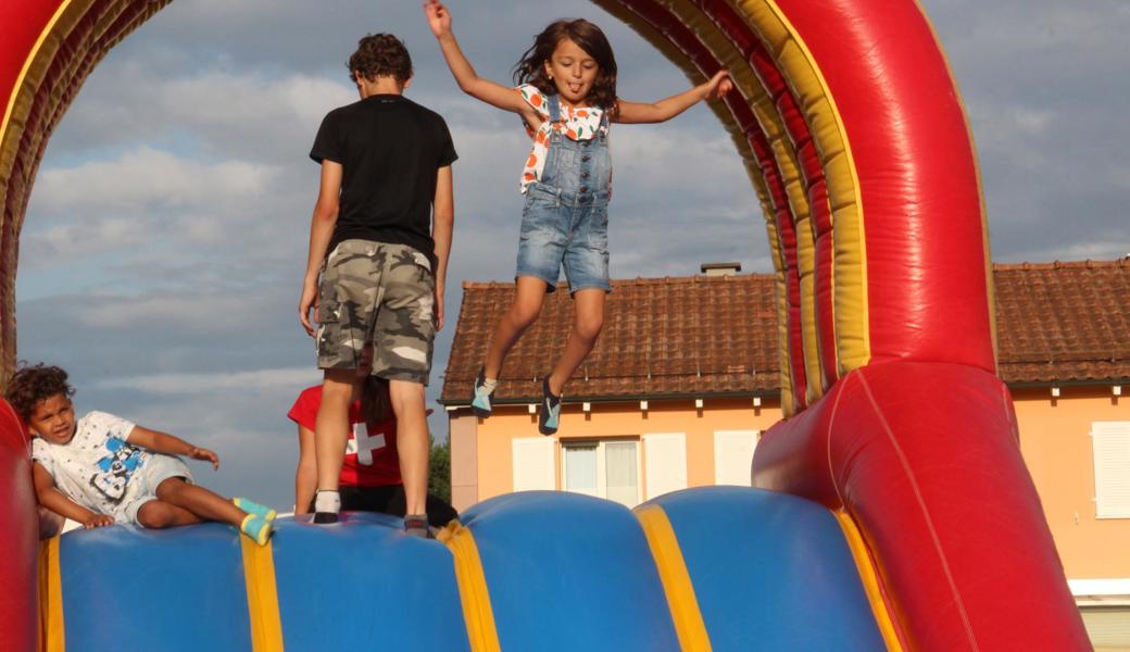 Die Kinder hatten viel Gelegenheit, zu spielen, unter anderem war eine Hüpfburg aufgebaut. - Achtung, Zunge!