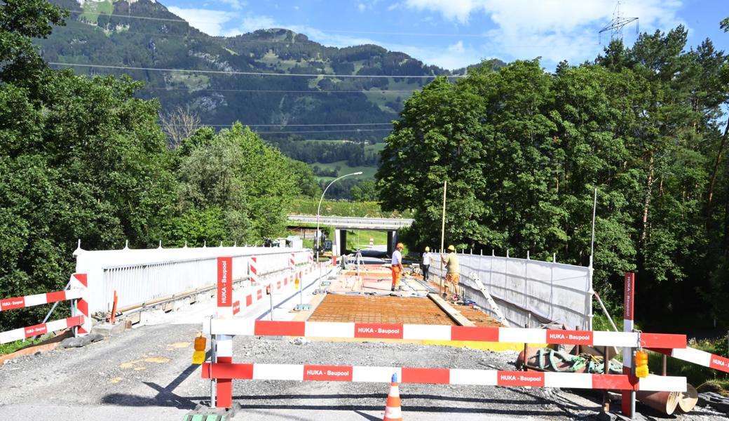 Vor dem Grenzübergang Oberbüchel-Bangs wird zurzeit die Brücke über den Schluch saniert und verstärkt.