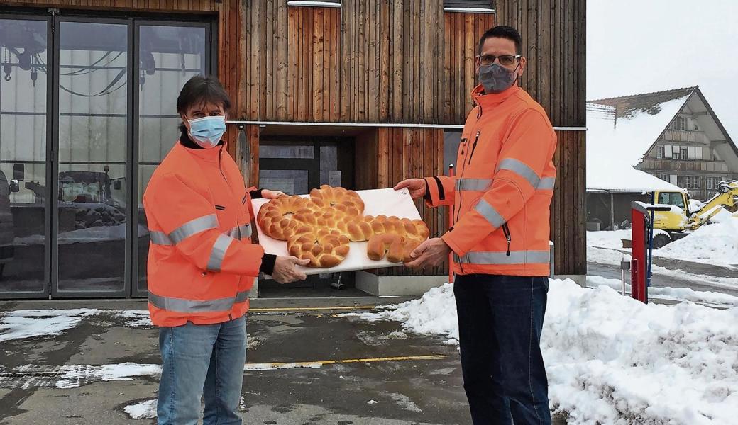 Remo Gmünder (links) übergibt die Leitung des kantonalen Werkhofs Heiden an Martin Roth. 