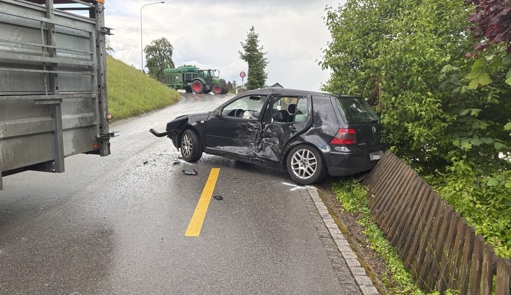Verkehrsunfall auf Trogenerstrasse: Auto kollidiert mit einem Traktor