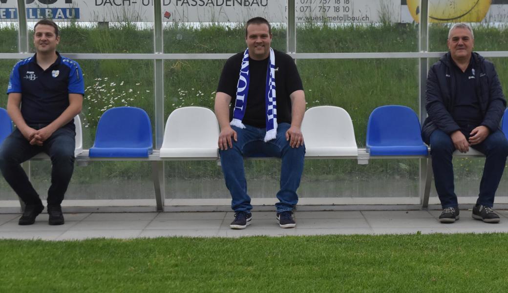 Trainer-Präsentation in Corona-Zeiten: Der neue Widnauer Chefcoach Andreas Lüchinger (Mitte) mit Sportchef Markus Hutter (rechts) und Daniel Lüchinger, seinem Bruder und Co-Trainer. 