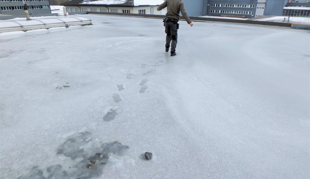 Schneefall, Tauwetter, Kälte und Regen: Eine gefährliche Mischung für grosse Flachdächer.