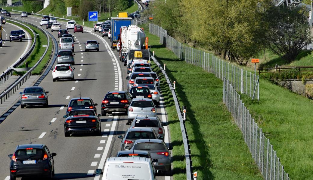 Haarsträubende Situation: Ein Autolenker hatte keine Lust, sich am Ende der Kolonnen anzustellen und drängte sich spontan in eine Lücke (Bildmitte). Das hätte katastrophal enden können.