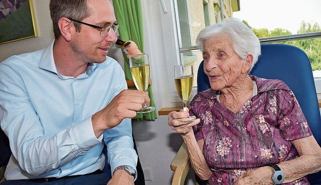 Frieda Altherr stösst mit Gemeindepräsident Michael Litscher auf ihre 103 Jahre an. 