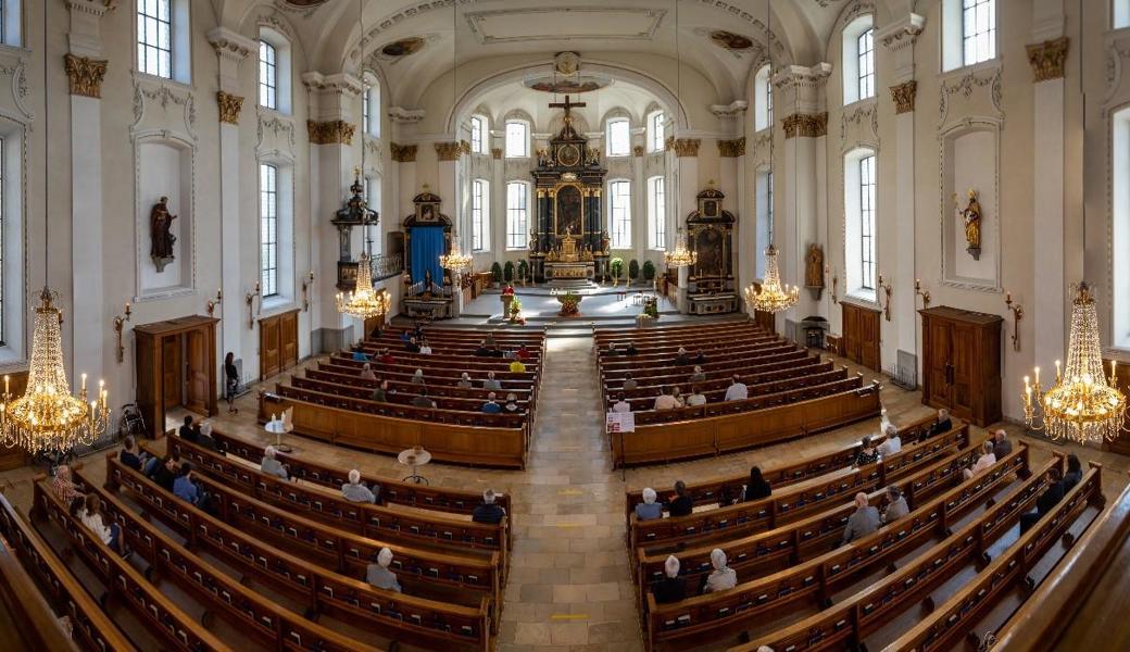 Pfarrer Roman Karrer durfte nach 76 Tagen die erste öffentliche Sonntagsmesse in der kath. Pfarrkirche in Altstätten feiern. 