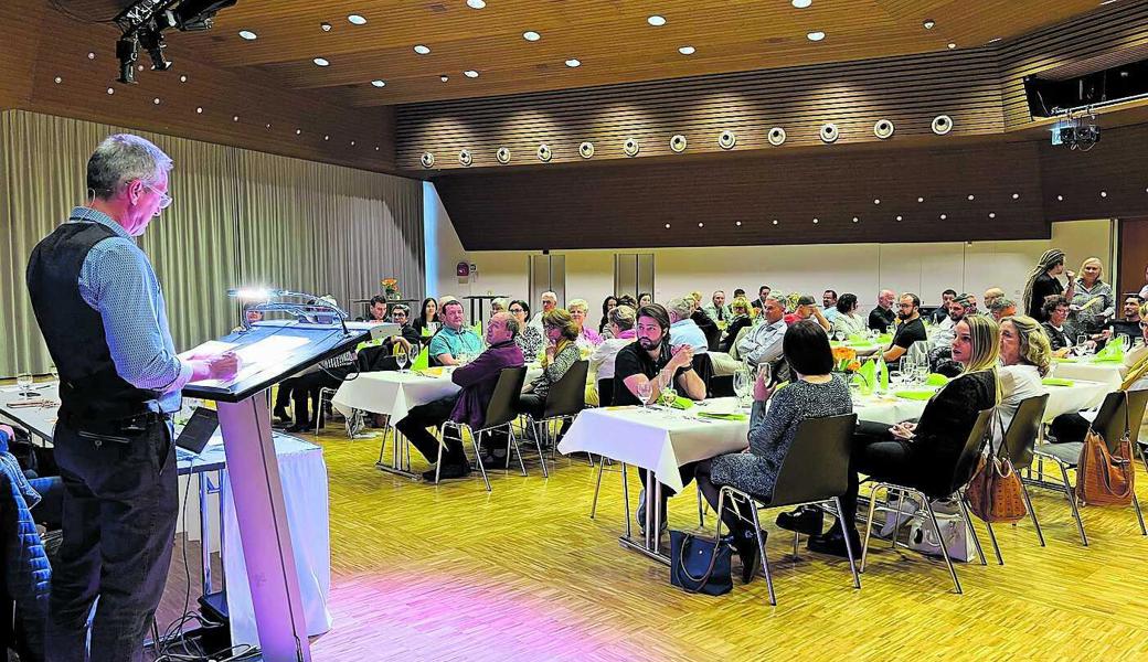 René Bognar vor dem versammelten Handwerker- und Gewerbeverein im Widebaumsaal. 