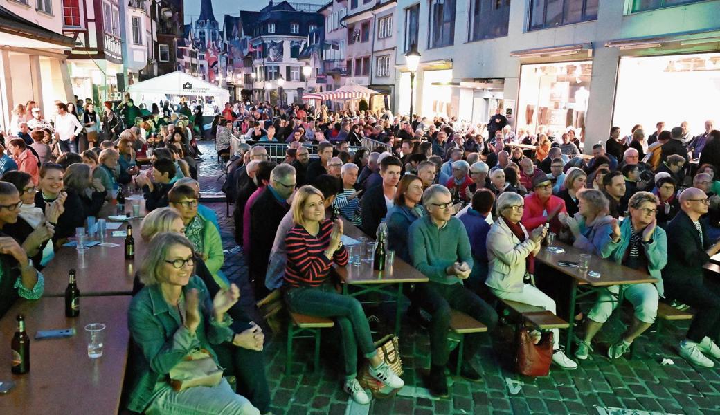 Die Staablueme 2019 war, trotz teils regnerischen Wetters, jeden Abend gut besucht. Oft sogar sehr gut, wie hier während des Auftritts der Chouettes.