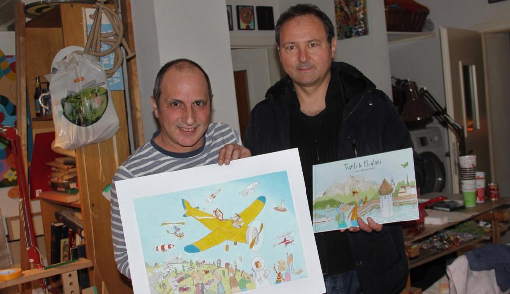 Patrick Steiger (links) und Jürg Loser mit ihrem neuen Werk und einer Originalzeichnung daraus.