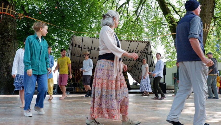 Ob barfuss, Flipflop oder Funktionsschuh: Zum «BalFolk»-Tanzworkshop sind alle herzlich eingeladen.