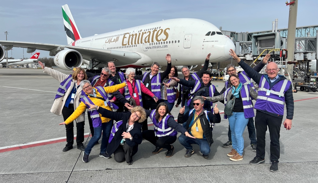 Redaktionsteam mit Partner auf dem Flugfeld vom Flughafen Kloten