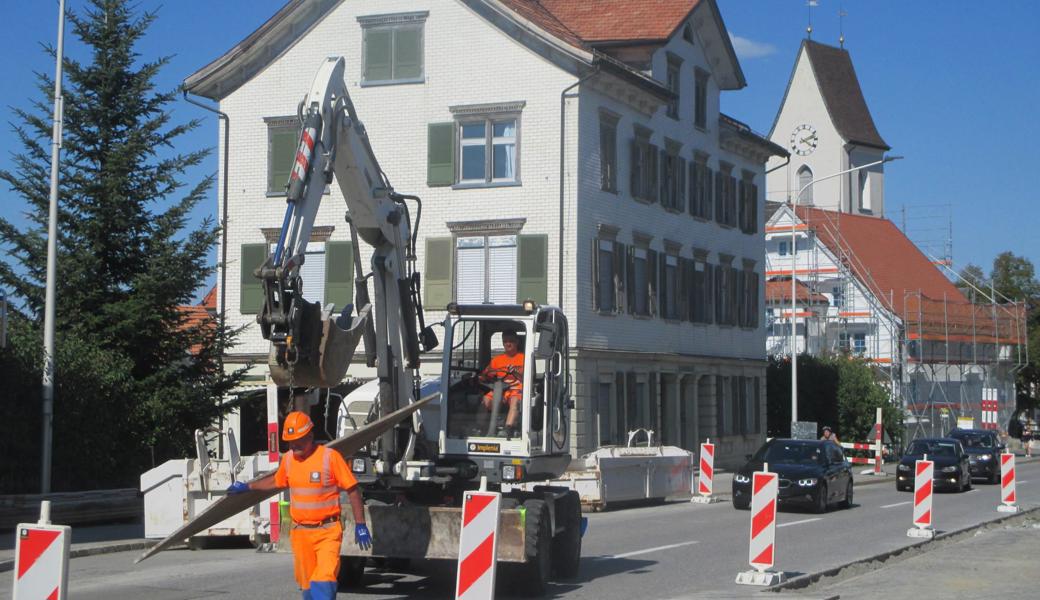 Die Bushaltestelle bei der alten Post wird saniert. 