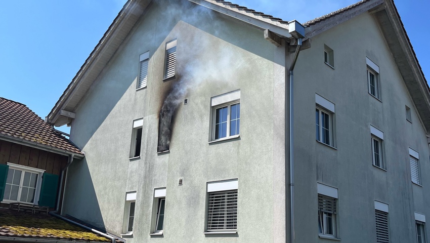 Der Brand brach im zweiten Stock des dreistöckigen Mehrfamilienhauses aus.