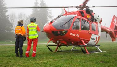 Arbeitsunfall: Mann stürzt und wird von Rega abgeholt