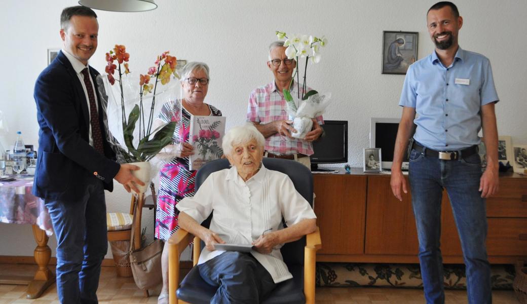 Jubilarin Anna Gonser mit Gemeindepräsident Bruno Seelos (links), Heimleiter Bernhard Handke (rechts) und dem Ehepaar Meinrad und Adelheid Egger.