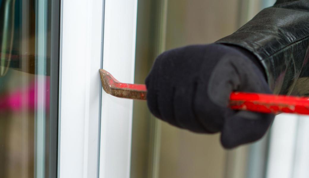 Die Einbrecher drangen durch ein Fenster ins Haus ein.