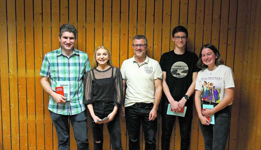 Präsident Ivan Nett (Bildmitte) begrüsst die Neumitglieder (v. l.) Toni Vogel, Selina Reis, Felix Hutter und Renée Kobler. 