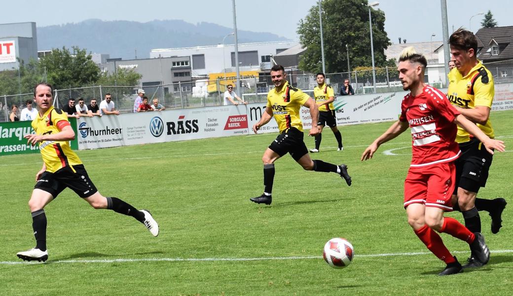 Bünyamin Uyanik, hier auf dem Weg zum 5:0, und seine Montlinger Sturmkollegen enteilten den Altstätter Defensivspielern (v. r. Simon Eugster, Damian Moser und Thomas Ritter) immer wieder. 