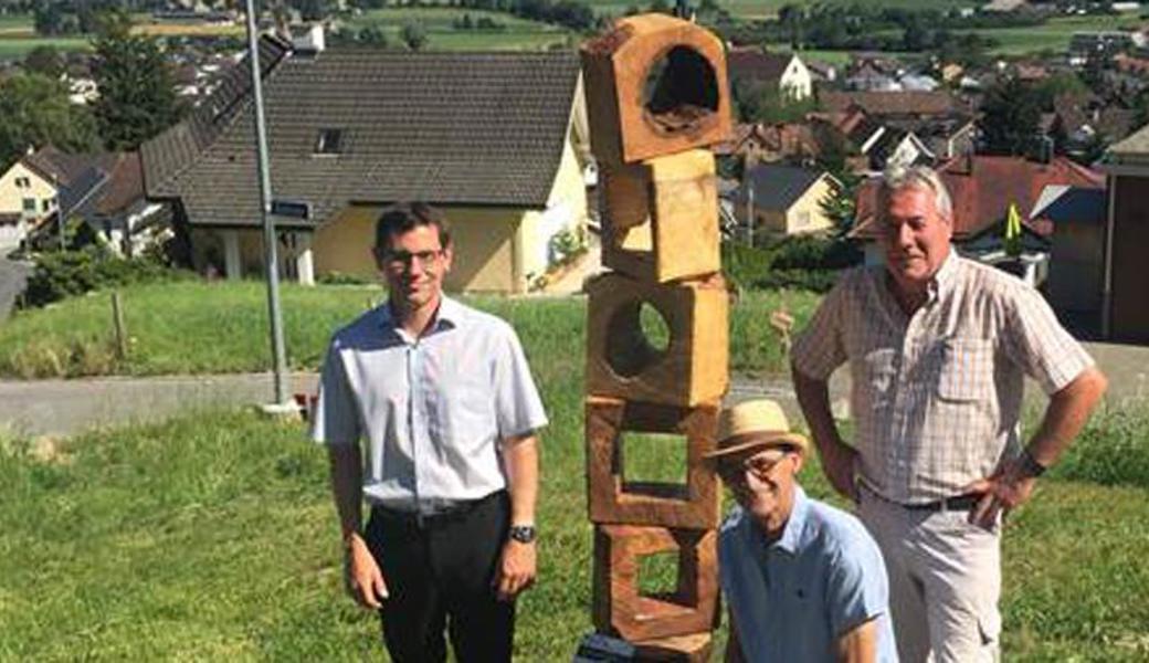 Weihten gemeinsam die Wegmarker ein: (v. l.) Gemeindepräsident Alexander Breu, Skulpteur Ivo Herrsche und Roman Gruber, Leiter Bauamt.