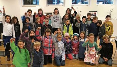 Kinder gestalten Sterne zum Advent