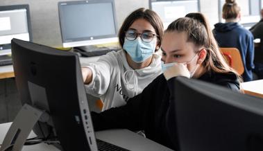 Schüler bleiben im Klassenzimmer