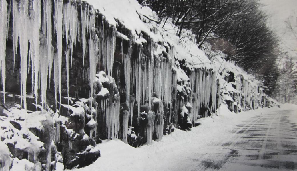 Im Februar 1942 liess an der Sonderstrasse zwischen Walzenhausen und Wolfhalden eine eindrückliche Eiszapfengalerie staunen.