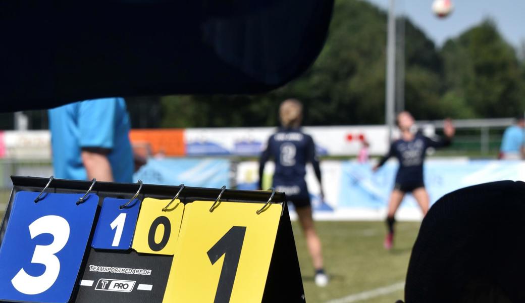 In Berneck stehen die Faustballsenioren im Einsatz.