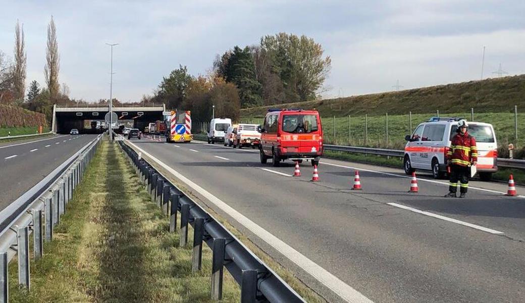 Der Verkehr wurde für etwa eine Stunde auf die Überholspur geleitet.