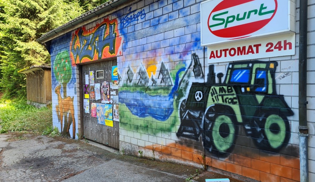 Tankstelle Hasenbrunnen wird aufgefrischt − Graffiti von Jugendlichen verschwinden