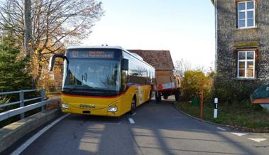 Karren bleibt an Postauto hängen