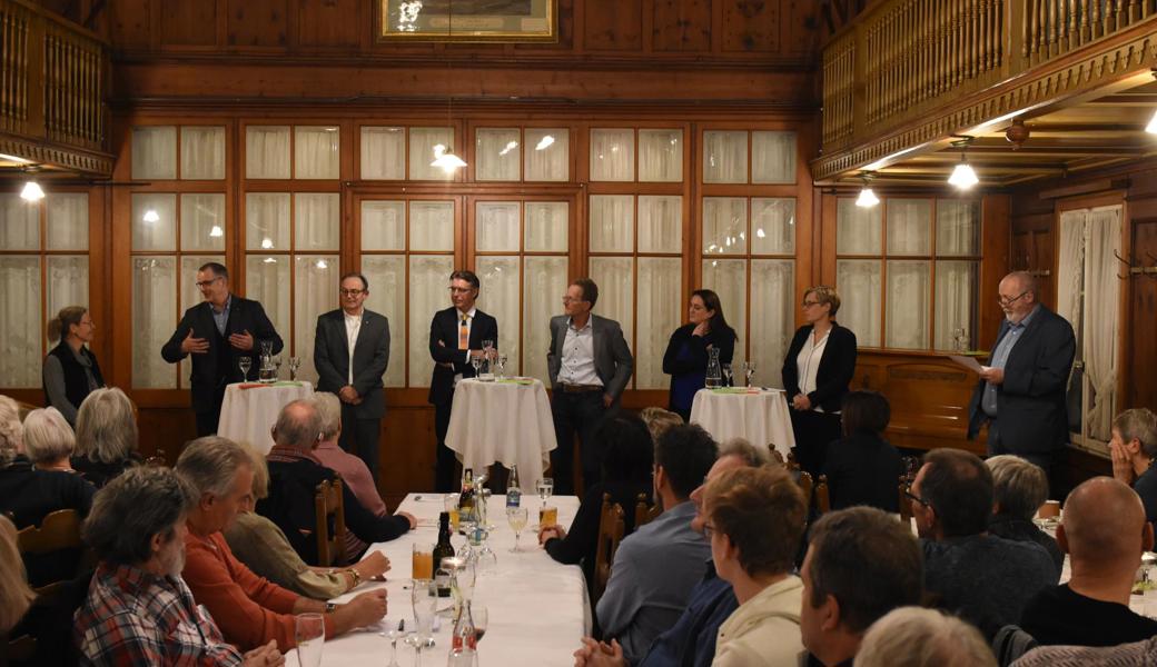 Die Kandidierenden Annegret Wigger (SP), Werner Rüegg (CVP), Hannes Friedli (SP), Gallus Pfister (FDP), Alexander Rohner (SVP), Monika Gessler (FDP) und Susann Metzger (PU) mit Moderator Peter Gut.  