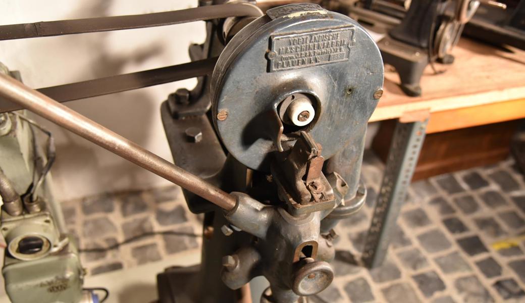 Auf der Bohrerschleifmaschine aus der Vogtländischen Maschinenfabrik wurden die kantigen Stahlstifte für die Lochstickerei (Bohrware) geschärft.