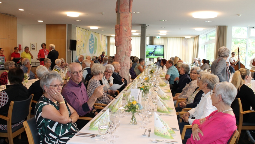 An der diesjährigen Generalversammlung im Haus Viva stimmten alle Genossenschafterinnen und Genossenschafter der Neugestaltung des Erdgeschosses zu. Also wird auch dieser Raum, in dem die GV stattfand, neu gestaltet.