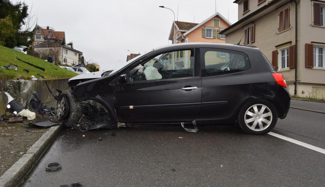 Der Fahrer des Autos kollidierte mit einer Mauer.